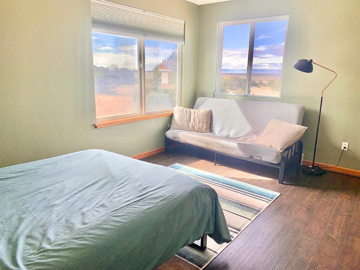 Crestone Cozy Remote Retreat • Mountain Views • Stargazingヴィラ エクステリア 写真